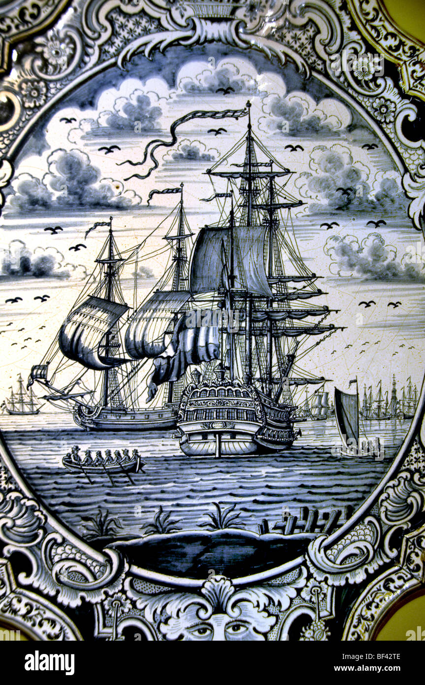 Harlingen 1750 Schiffe Niederlande blaue Kachel Kacheln Stockfoto