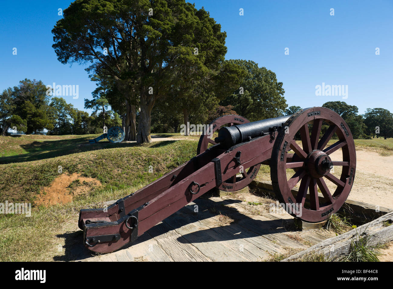 Kanone auf britische innere Verteidigungslinien durch Visitor Center, Yorktown Battlefield, Colonial National Historical Park, Virginia, USA Stockfoto