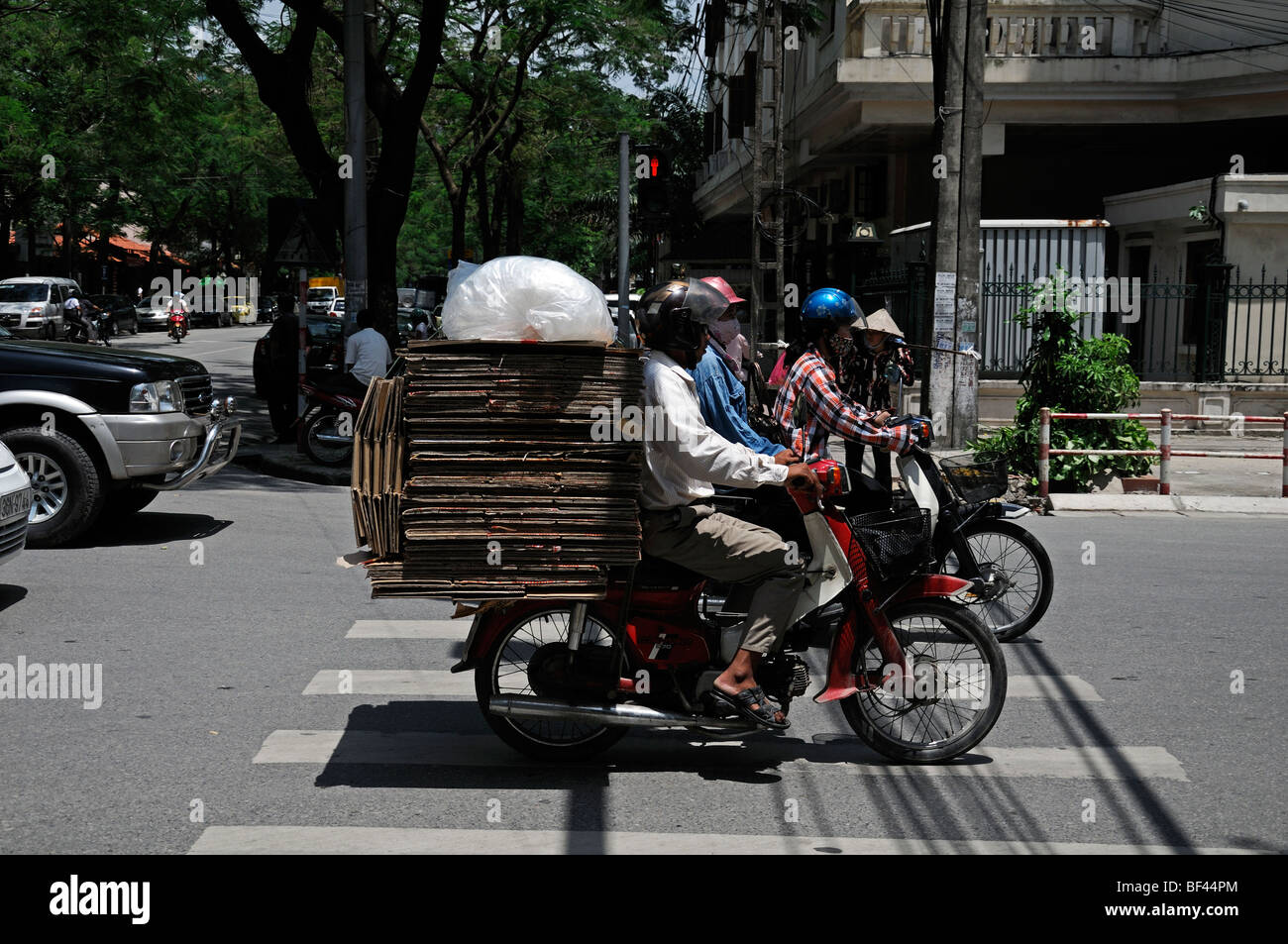 Mann, der Transport von Carry Transport sehr schwere Last trägt überlastet Motorrad ho Chi Minh vietnam Stockfoto