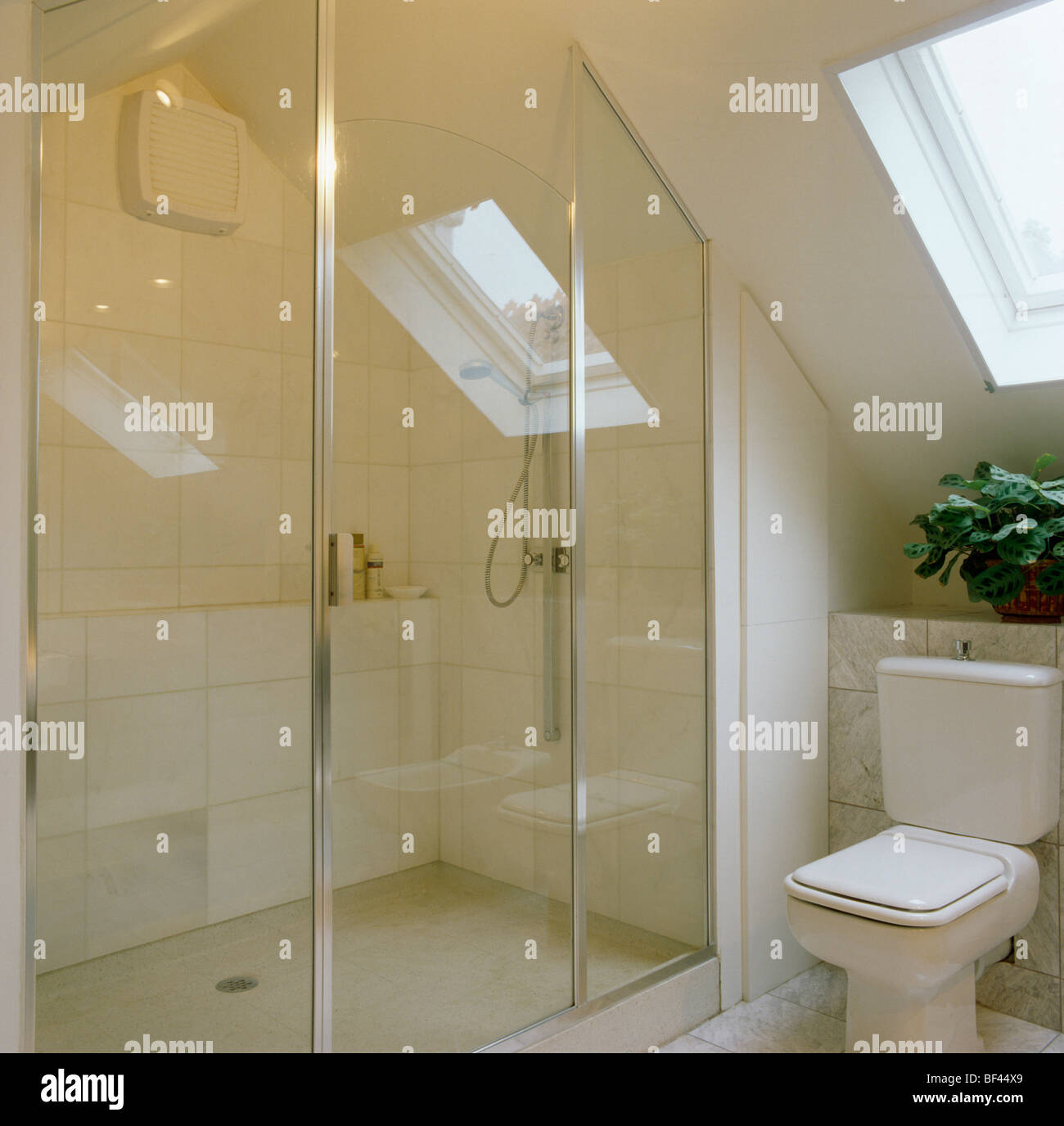 Glastüren Dusche im modernen weißen Loft Umbau Badezimmer Stockfoto ... Glastüren Dusche im modernen weißen Loft Umbau Badezimmer Stockfoto ...