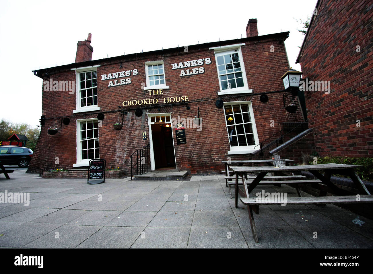 Das krumme Haus am Himley Staffordshire. Ein Wirtshaus, die schlecht über viele Jahrhunderte durch Bergbau Bodensenkungen betroffen ist Stockfoto