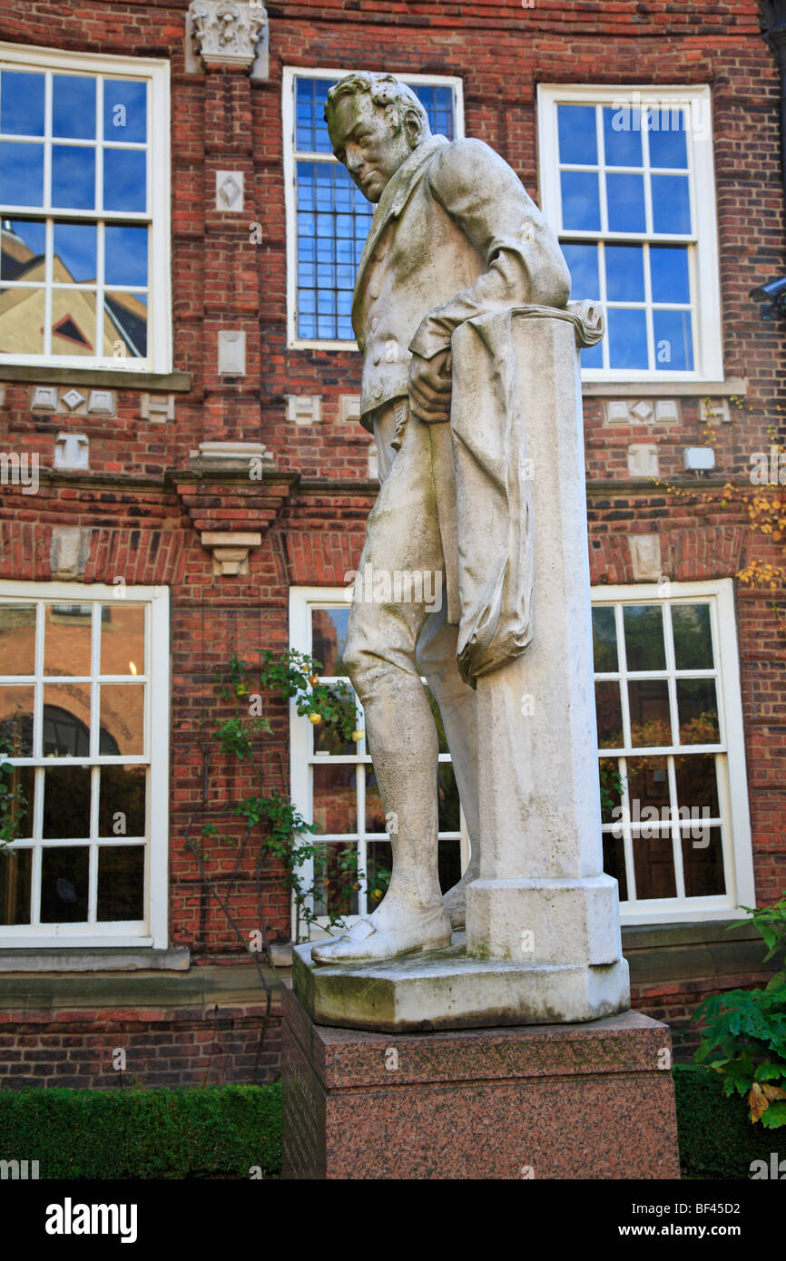 Statue von William Wilberforce außerhalb Wilberforce House, Kingston upon Hull, East Yorkshire, England, UK. Stockfoto