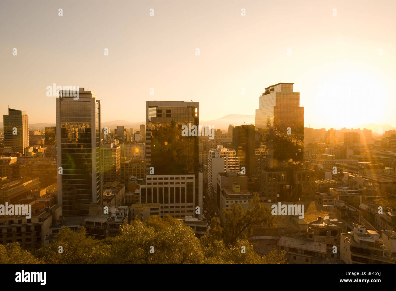 Die Innenstadt von Blick bei Sonnenuntergang vom Santa Lucia Hill, Santiago, Chile, Südamerika Stockfoto