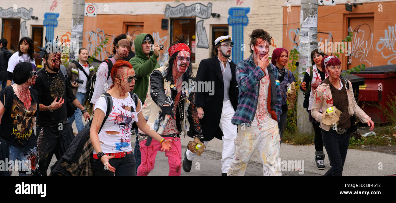 Panorama von einer Horde Zombies mit Fake Blood marschieren und Lurching entlang in den jährlichen Toronto zombie Walk Stockfoto
