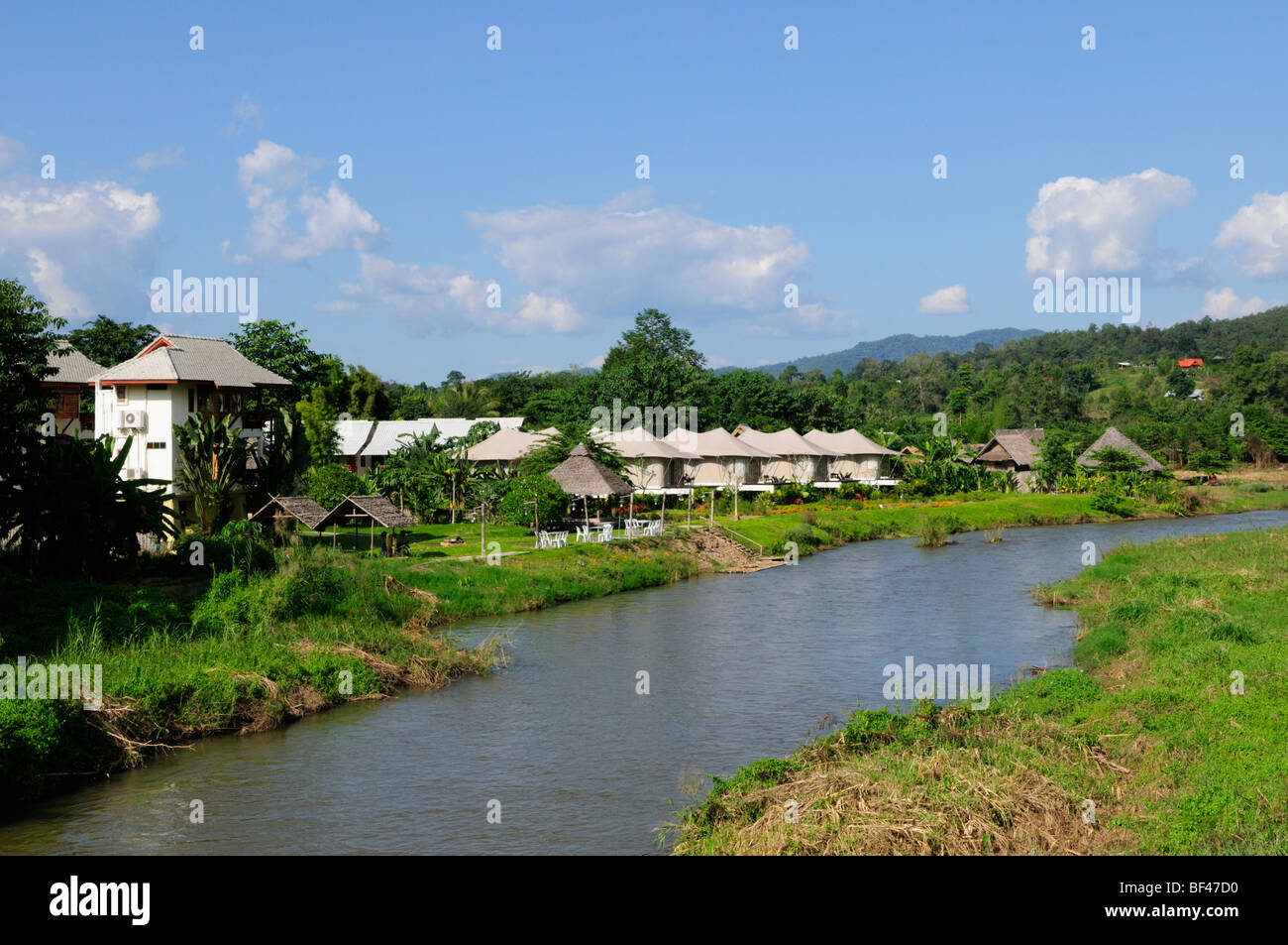 Thailand; Mae Hong Son Provinz Pai; Touristische Unterkunft am Fluss Mae Nam Pai Stockfoto