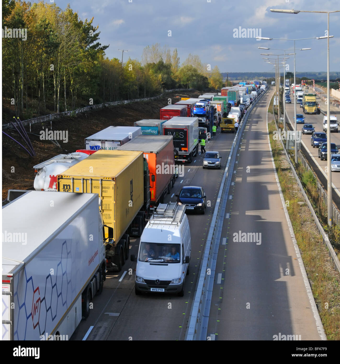 Polizei entfernte versucht, sich umzudrehen, festgefahrene Verkehr auf Baustellen Autobahnabschnitt M25 nach Schließung wegen Unfall Stockfoto