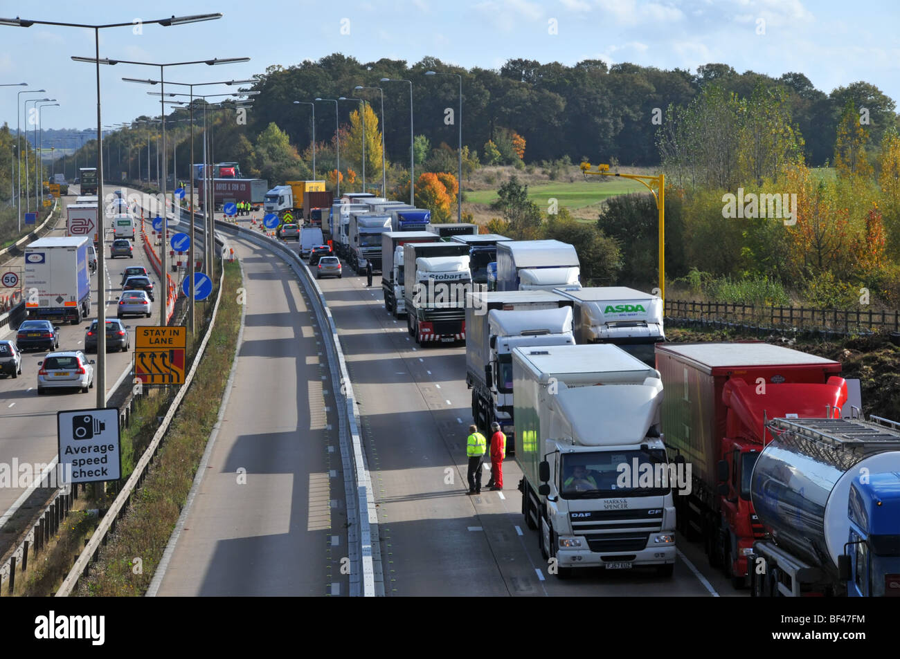 Polizei entfernte drehen, um festgefahrene LKW & andere Verkehrsteilnehmer auf Baustellen Autobahnabschnitt M25 nach Schließung wegen Unfall Stockfoto