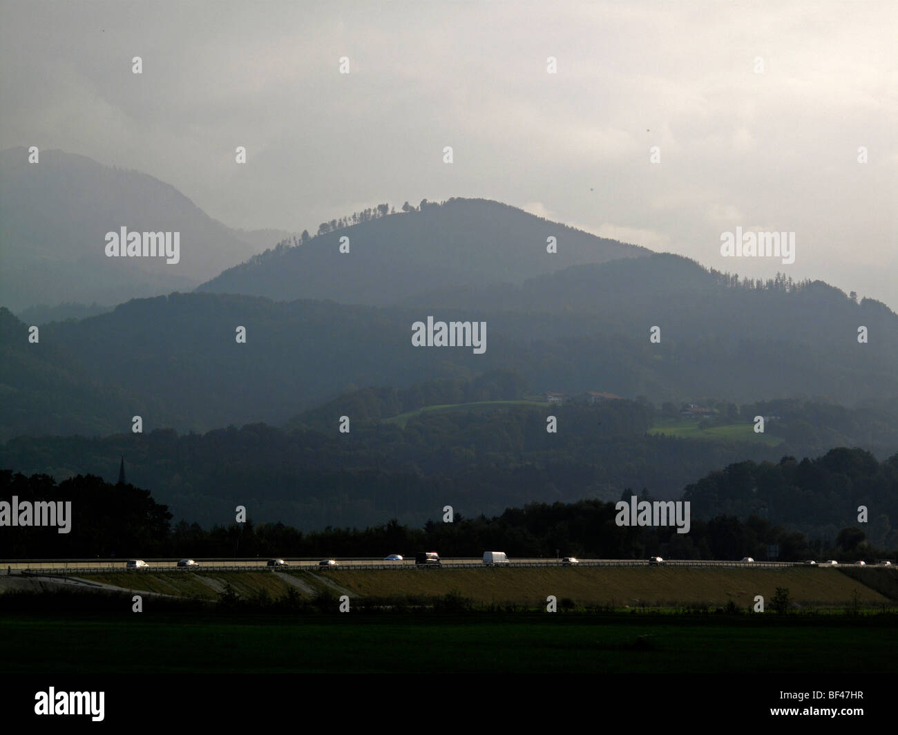 Sonnenlicht reflektieren des Autos auf einer Autobahn in Deutschland Stockfoto