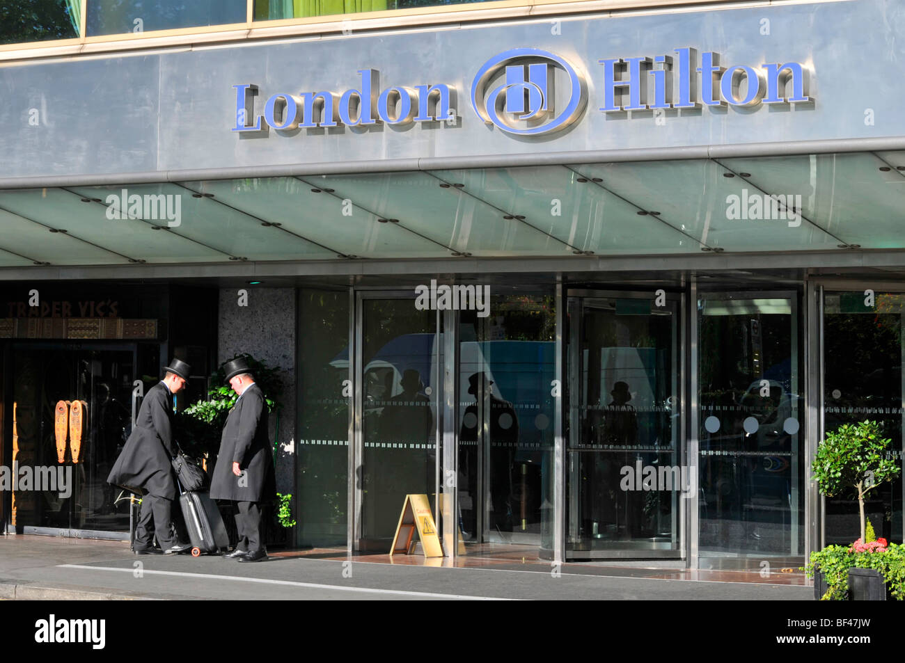 Türsteher vor Eingang zum The London Hilton Hotel Stockfoto