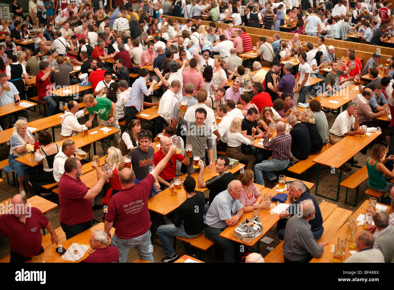 Trinker in einer Bierhalle an das Oktoberfest in München in Süddeutschland Stockfoto