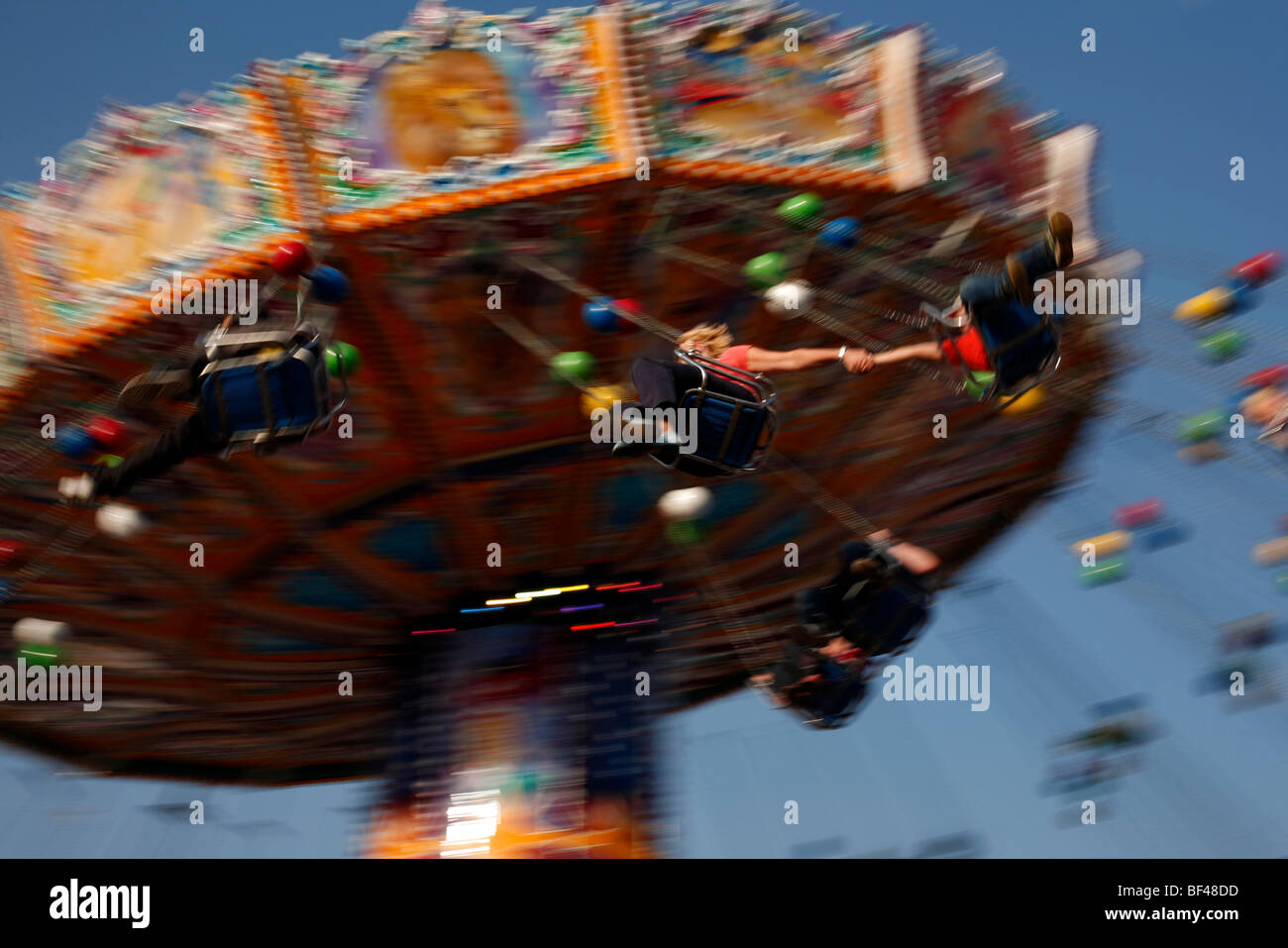 Ein paar halten die Hände auf einem Messegelände fahren auf einer Kirmes Stockfoto