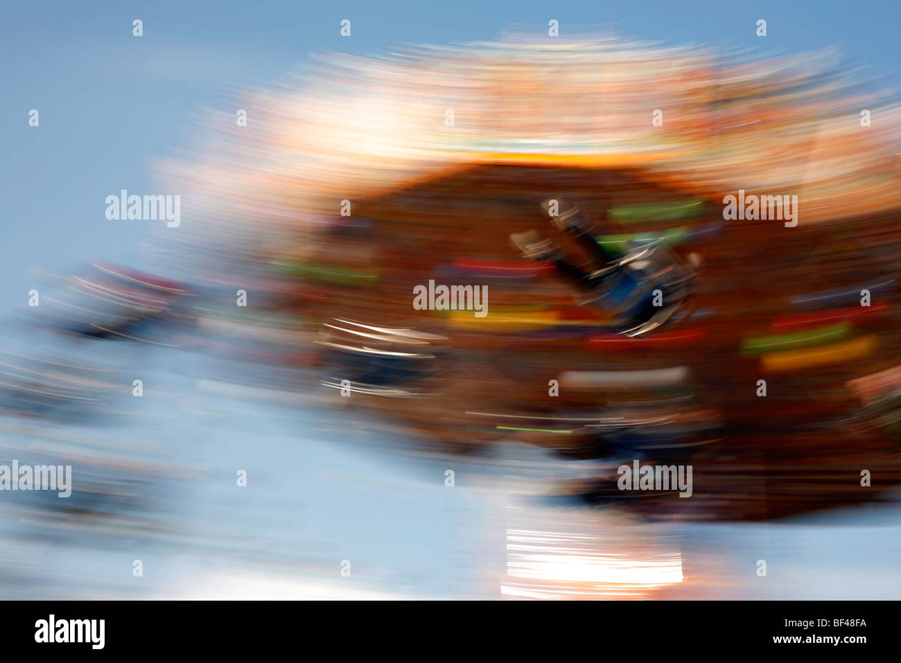 Menschen auf einen Rummelplatz fahren auf einer Kirmes Stockfoto