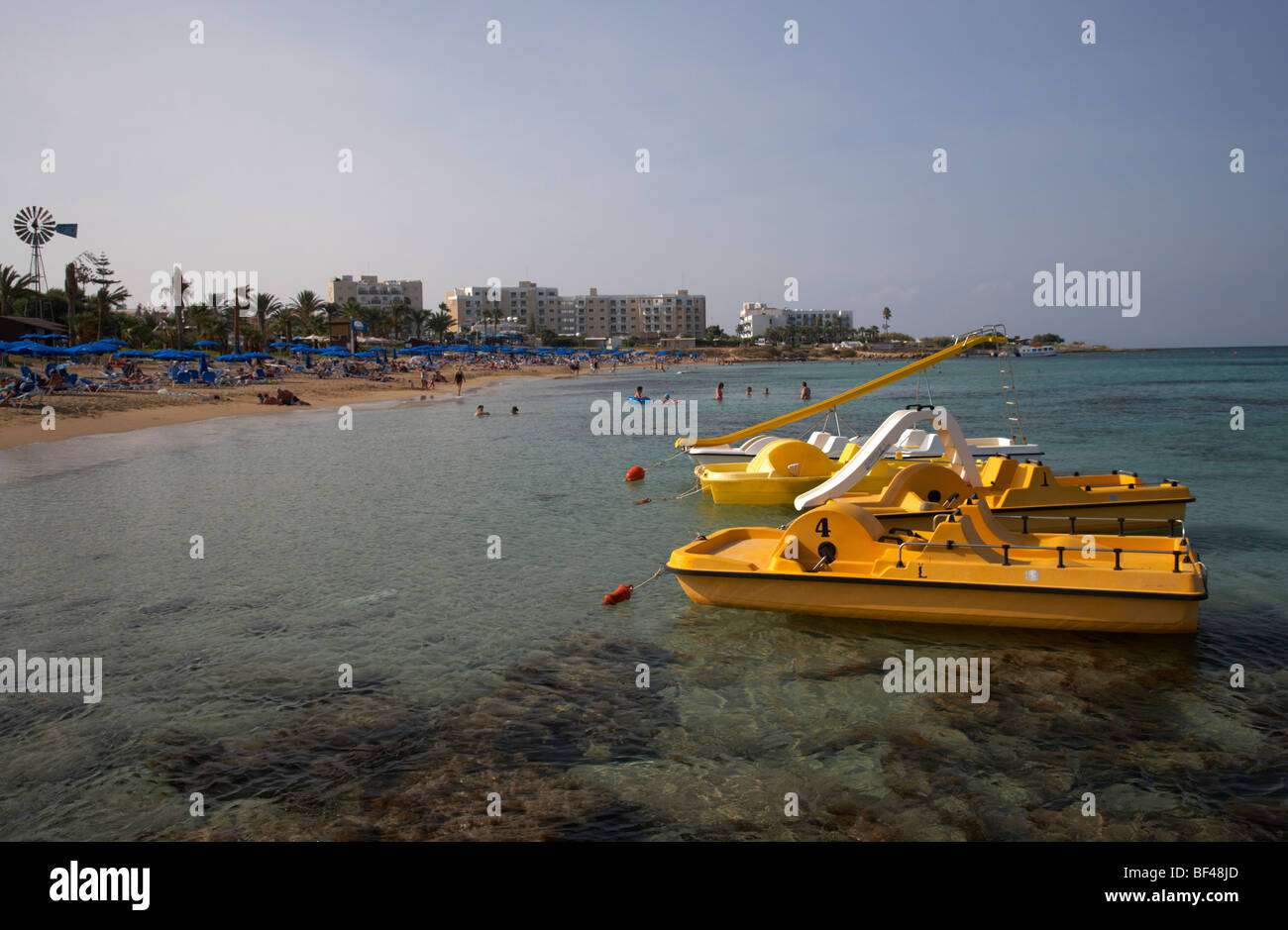 Tretboote am Strand von Fig Tree Bay Protaras Zypern Europa Stockfoto