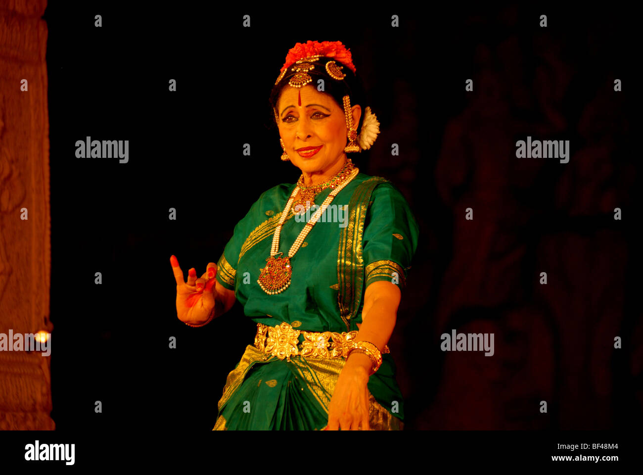 Eine indische Bharatanatyam-Tänzerin bei einem klassischen indischen Tanz-Festival in Mahapalipuram, Tamil Nadu, Indien. Stockfoto