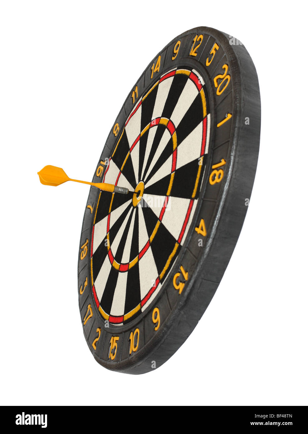 Dartscheibe mit Dart im Ziel isoliert auf weiss Stockfoto