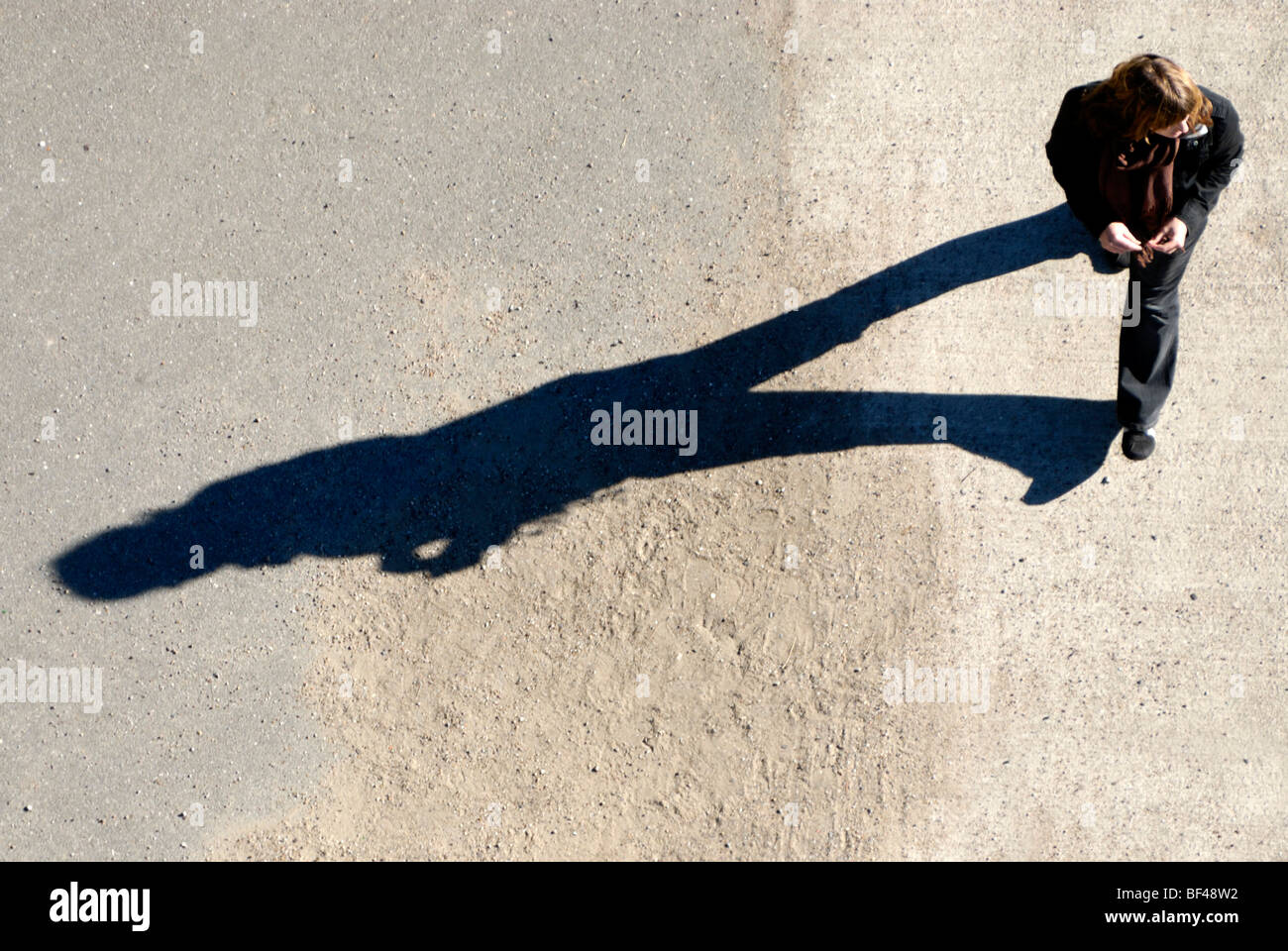 Schatten einer Frau zu Fuß aus der Vogelperspektive Stockfoto