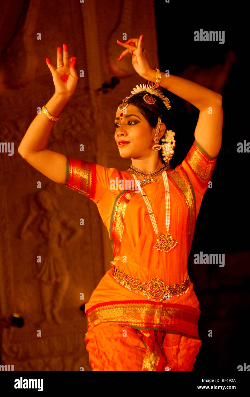 Eine indische Bharatanatyam-Tänzerin bei einem klassischen indischen Tanz-Festival in Mahapalipuram, Tamil Nadu, Indien. Stockfoto