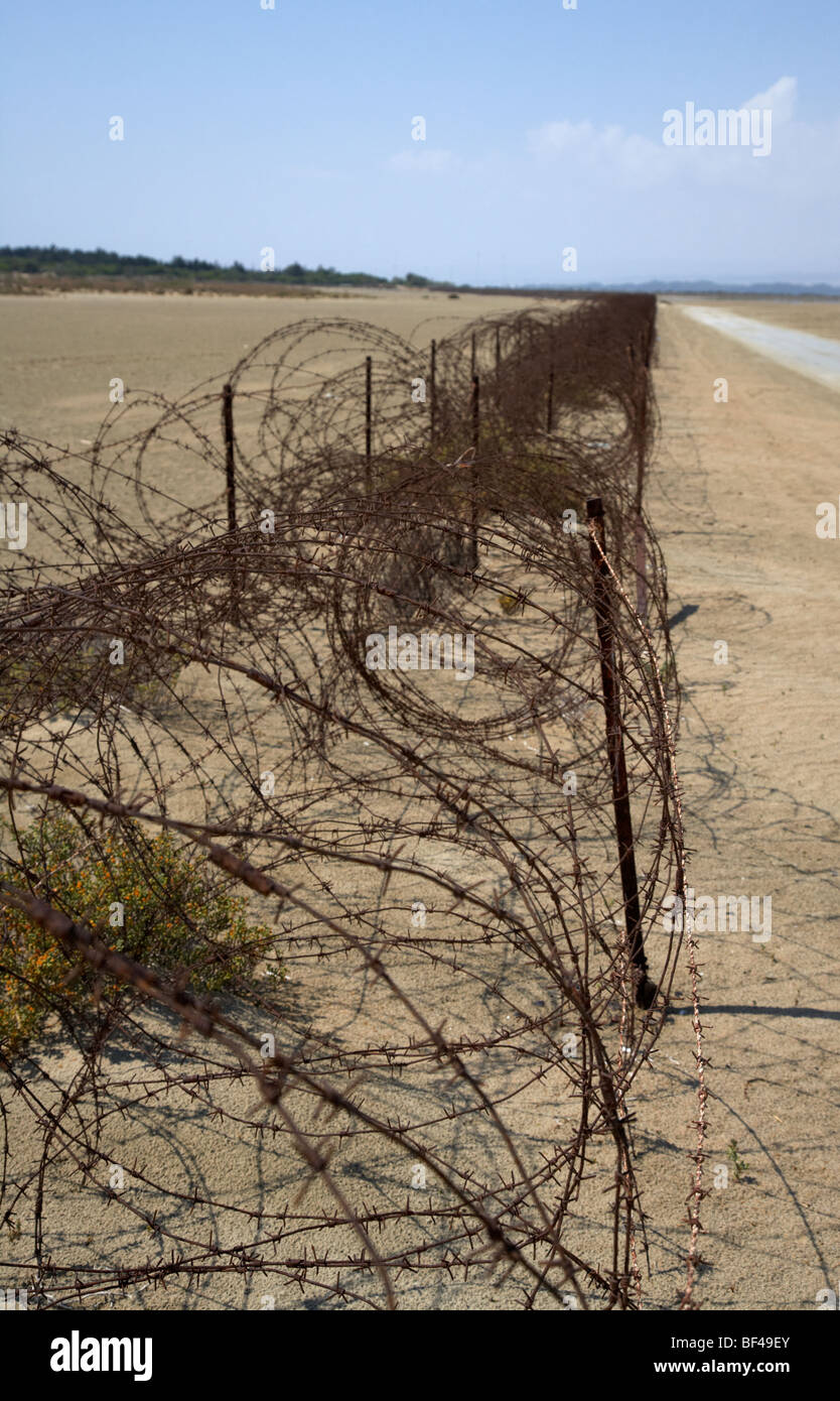 Rostiger Stacheldraht auf der Akrotiri-Salz Wohnungen die Grenze des westlichen Sovereign Base Bereich SBA in der Republik Zypern Stockfoto