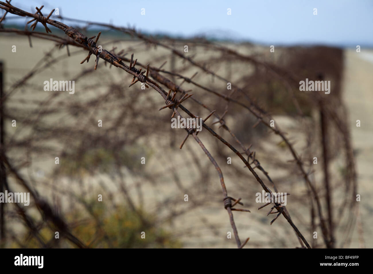 Rostiger Stacheldraht auf der Akrotiri-Salz Wohnungen die Grenze des westlichen Sovereign Base Bereich SBA in der Republik Zypern Stockfoto