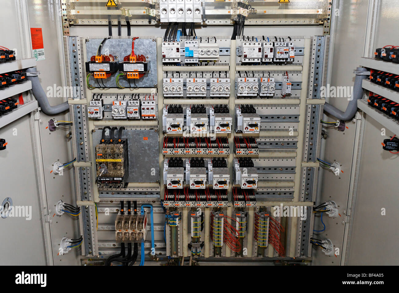 Sicherungskasten, elektrische Leitwarte in einem stillgelegten Fabrikgebäude, Duisburg-Wedau, North Rhine-Westphalia, Deutschland, Europa Stockfoto