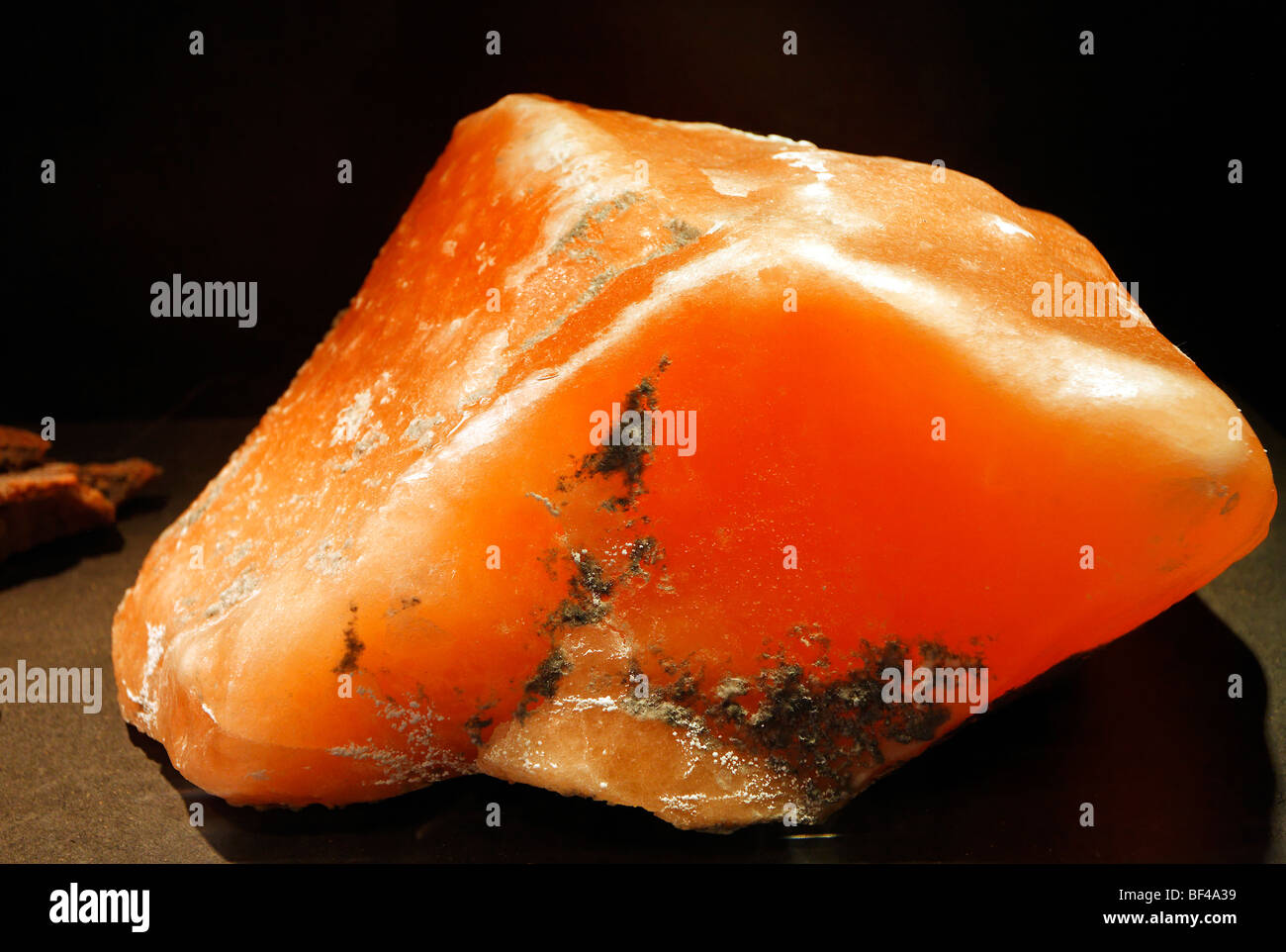 Orangefarbene Klumpen Salz aus den Dürrnberg, Hallein, Salzburger Land Region, Salzburg, Österreich, Europa Stockfoto