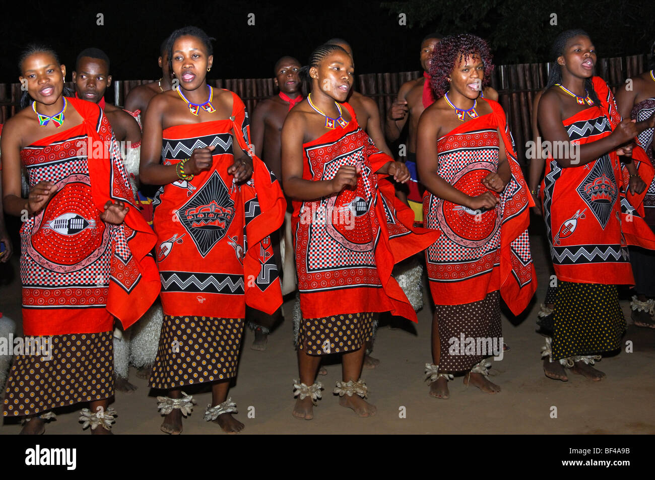 Frauen-Tanzgruppe in Tracht bei einer Abendveranstaltung, traditionelle Kulturzentrum Mantenga, Ezulwini Tal, Swasiland, Stockfoto