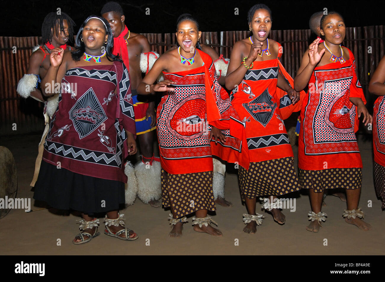 Frauen-Tanzgruppe in Tracht bei einer Abendveranstaltung, traditionelle Kulturzentrum Mantenga, Ezulwini Tal, Swasiland, Stockfoto