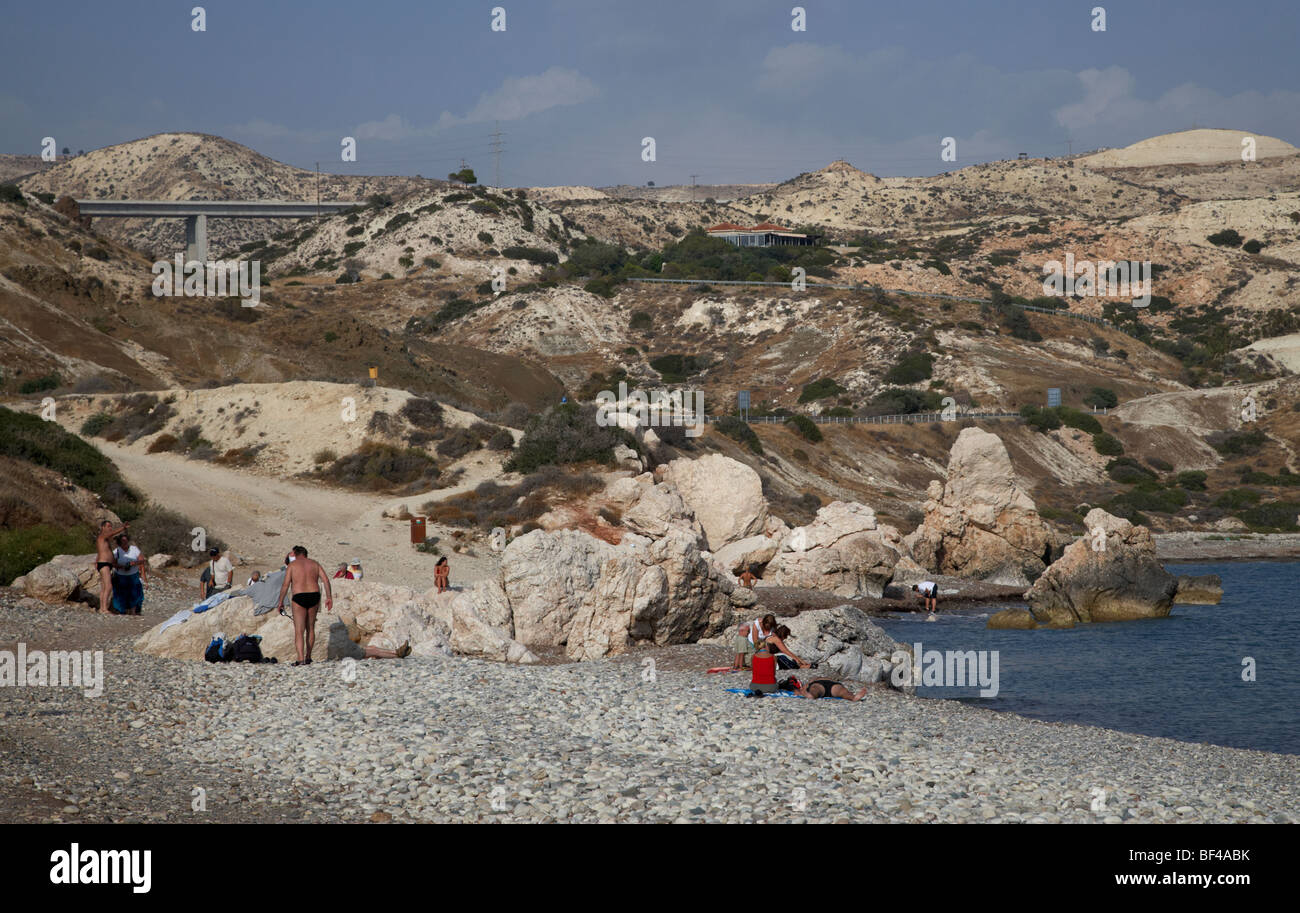 Touristen auf dem Kiesstrand bei Aphrodite Felsen Petra Tou Romiou Republik Zypern Europa Stockfoto