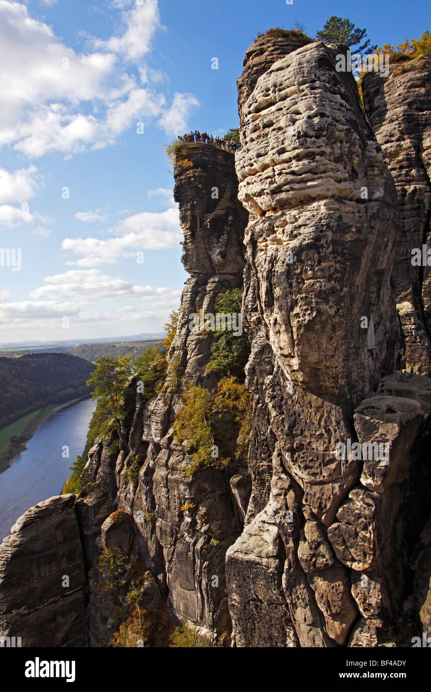 Die Bastion mit Blick auf den Fluss Elbe, Felsformation im Elbsandsteingebirge Elbsandsteingebirge mit Menschen auf eine vie Stockfoto