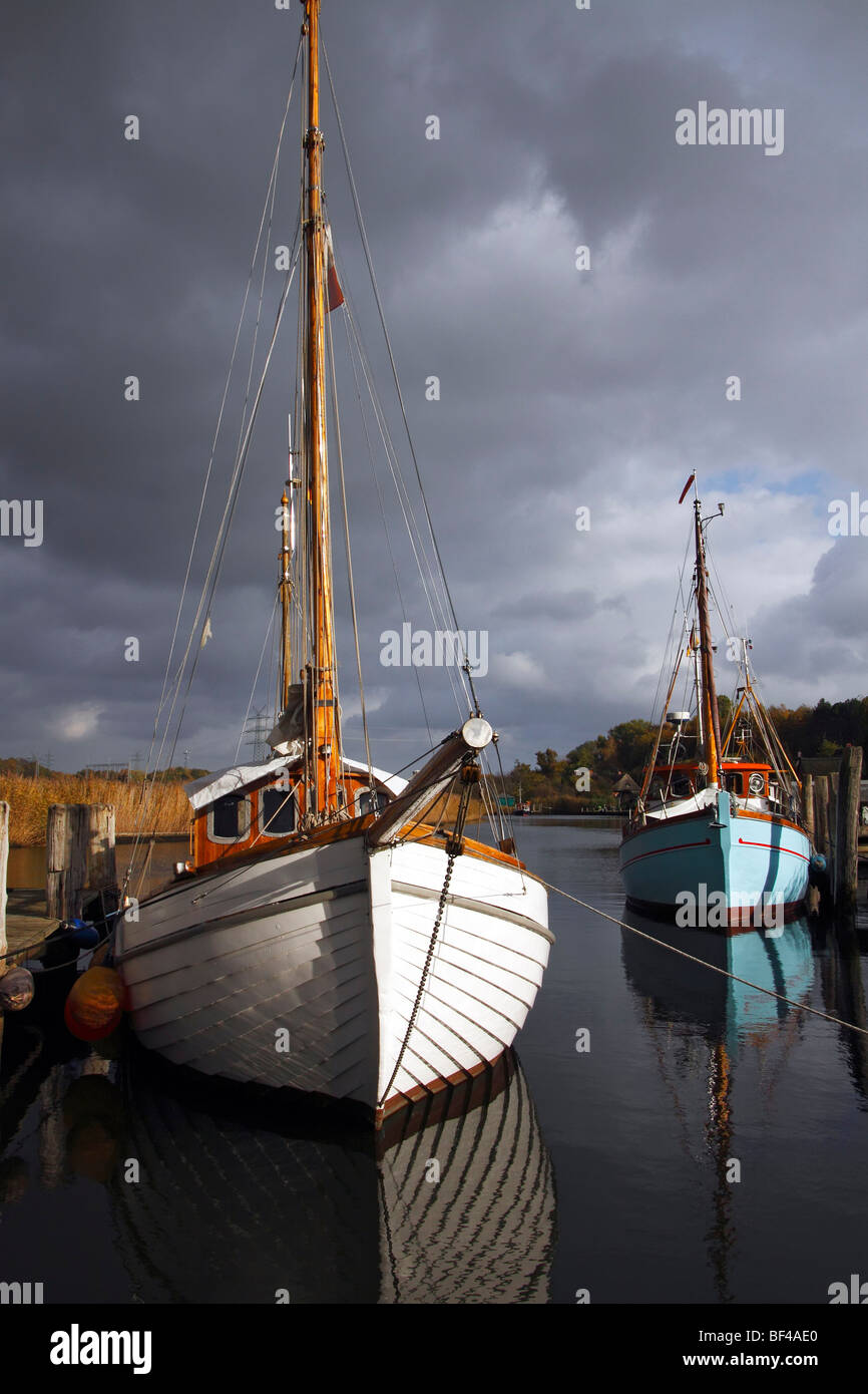 Angelboote/Fischerboote in den kleinen Hafen von Gothmund an der Trave, Hansestadt Lübeck, Schleswig-Holstein, Deutschland, Eur Stockfoto