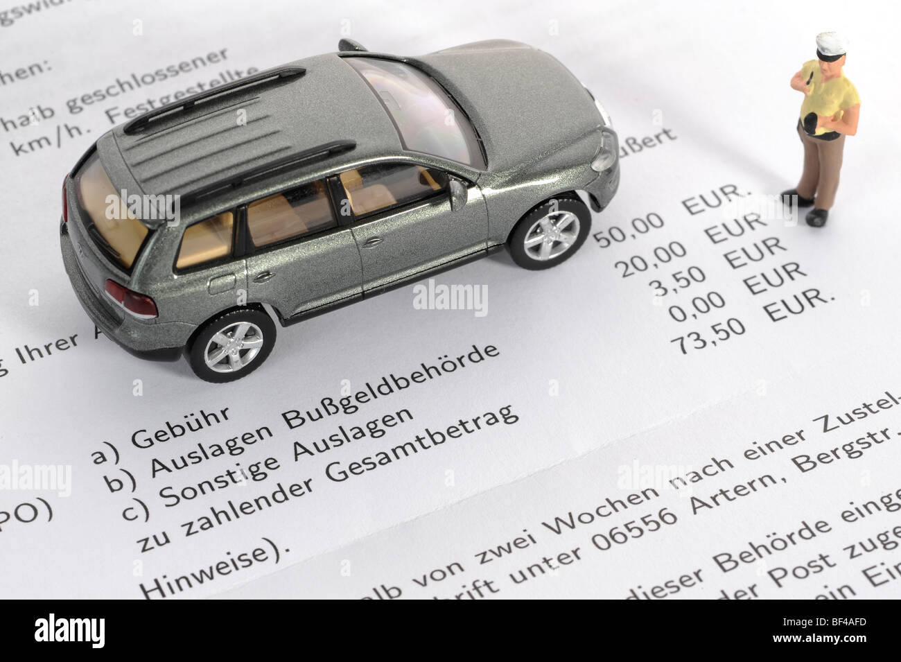 Miniatur-Polizist und VW Touareg als ein symbolisches Bild für eine Geldstrafe Stockfoto