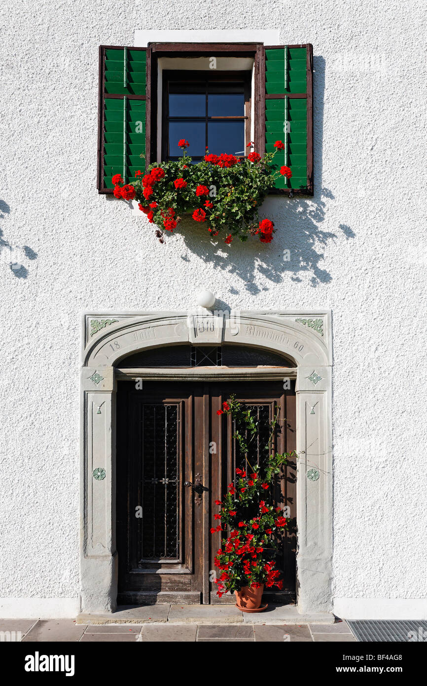 Fenster und alte Eingangsportal mit Geranien, Bauernhaus aus dem Jahre 1860, Mondsee Land/Region, Region Salzkammergut, Oberösterreich, Stockfoto