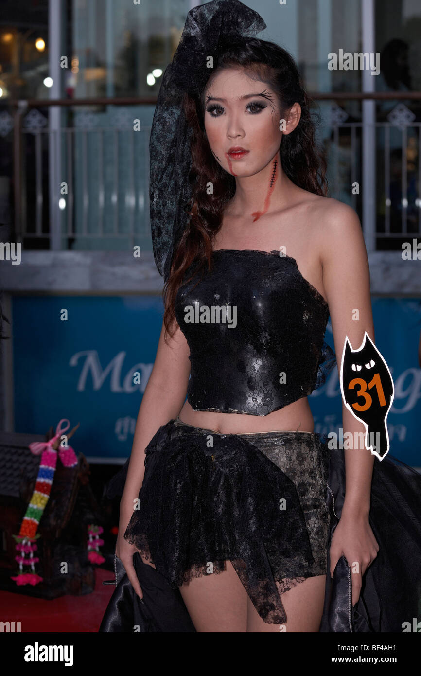 Ein junger weiblicher Vampir Kostüm bei einem Halloween-festival Stockfoto