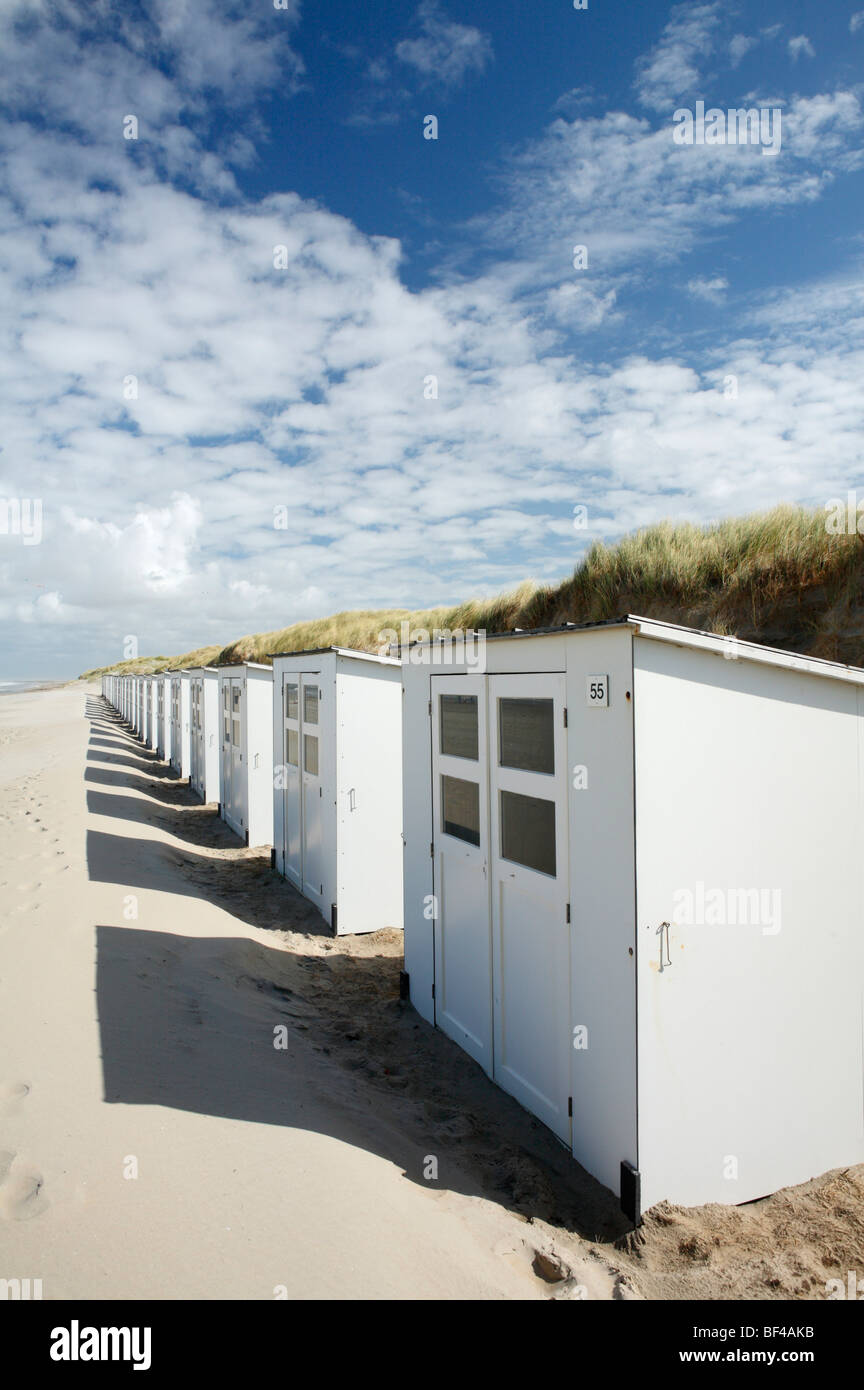 Hölzerne Strandhütten vor blauem Himmel, Strand in der Nähe von De Slufter Natur reserve, Texel, Holland, Niederlande, Europa Stockfoto