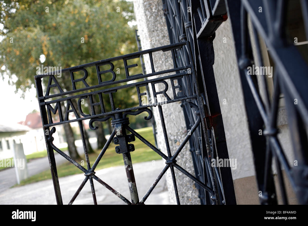 Die Begriffe Arbeit Macht Frei oder Arbeit macht Sie frei auf das Tor an der KZ-Gedenkstätte Dachau-Standort in Deutschland Stockfoto