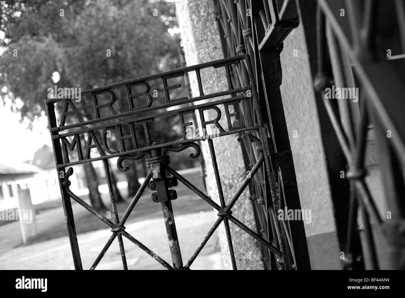 Die Begriffe Arbeit Macht Frei oder Arbeit macht Sie frei auf das Tor an der KZ-Gedenkstätte Dachau-Standort in Deutschland Stockfoto