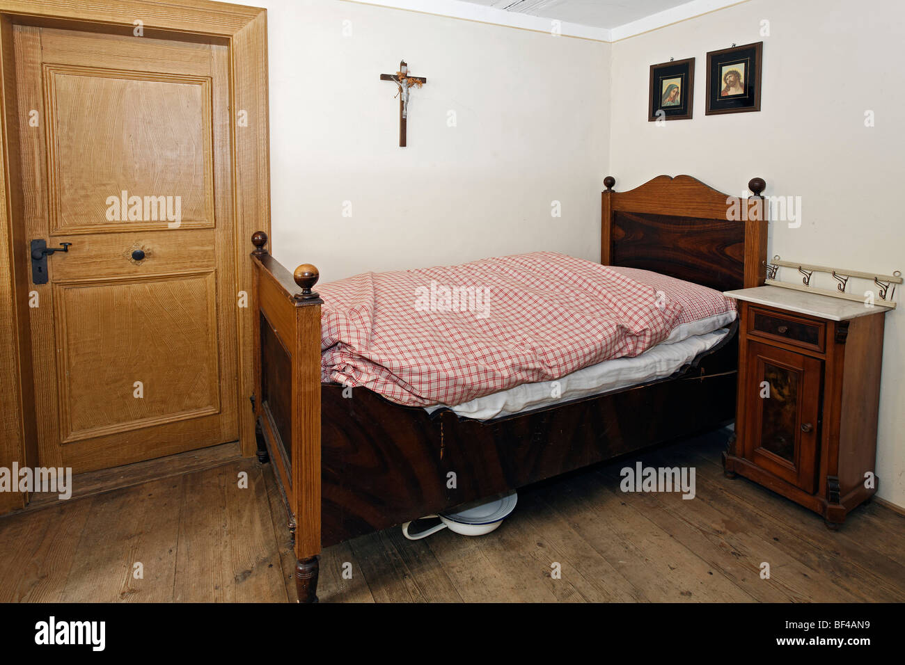 Schlafgemach mit Bett und Kammer Topf, Möbel von 1925, Hof Reisch Bauernhof, Bauernhaus-Museum Wolfegg, Allgäu, obere Swa Stockfoto