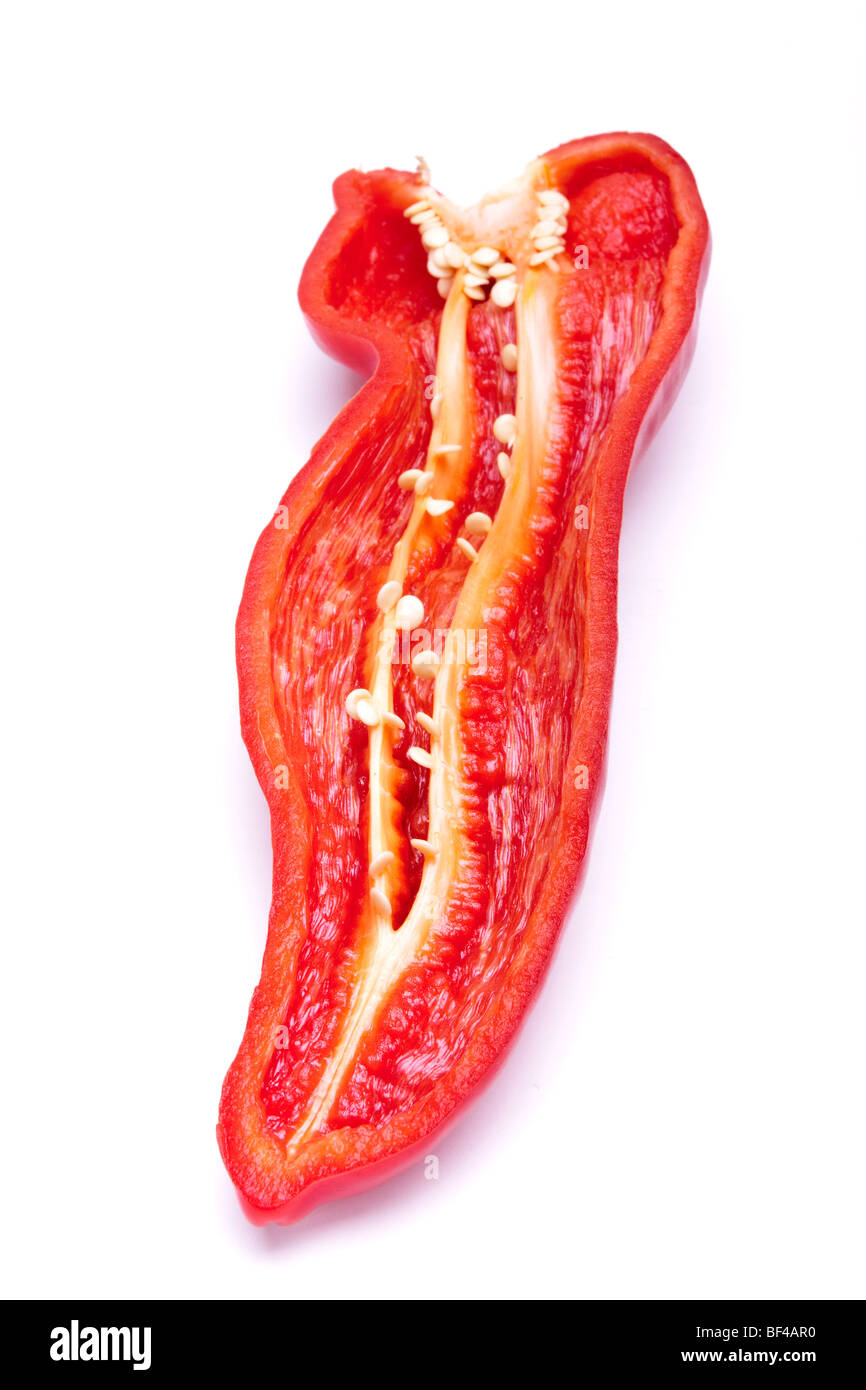 Einzelne große rote Paprika in Scheiben geschnitten auf weißen Hintergrund isoliert. Stockfoto