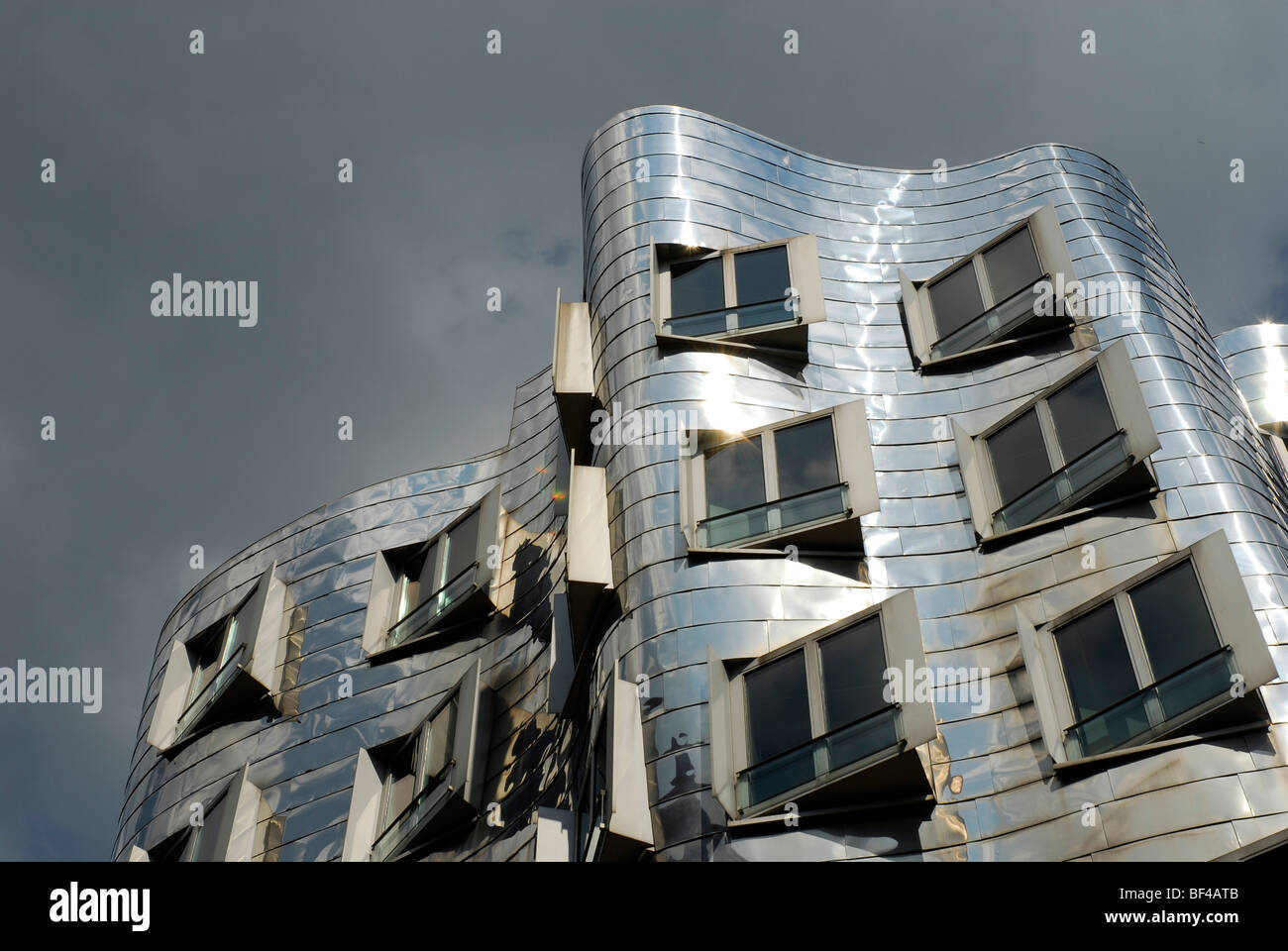 Neuer Zollhof, Kunst und Medien Zentrum Rheinhafen, Gebäude von dem Architekten Gehry, Gehry-Bauten in den Handelshafen, Stockfoto