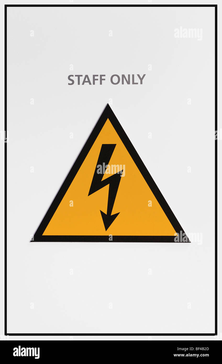 Nur für Mitarbeiter, Warnschild, Warnung vor gefährlicher elektrischer Spannung Stockfoto