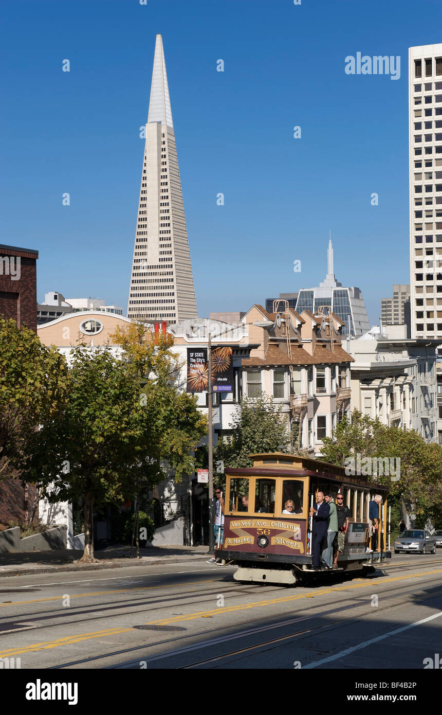 Seilbahn in California Street, Ecke Powell Street, mit Transamerica Pyramid in den Rücken, San Francisco, Kalifornien, USA Stockfoto
