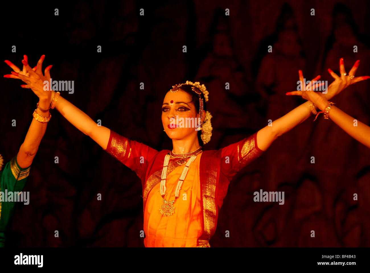 Eine indische Bharatanatyam-Tänzerin bei einem klassischen indischen Tanz-Festival in Mahapalipuram, Tamil Nadu, Indien. Stockfoto