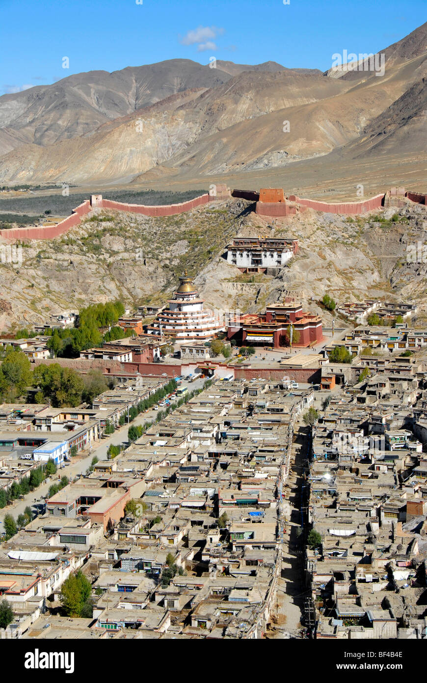 Tibetischen Buddhismus, Pelkor Choede Klosters mit Kumbum Stupa hinter der Altstadt, Balkor Kloster, Gyantse, Himalaya, Stockfoto