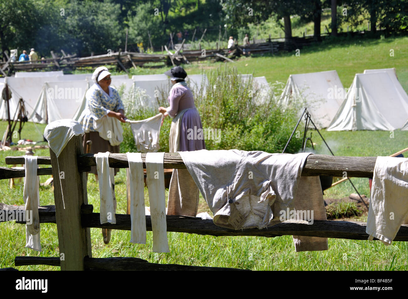 Frauen Wäsche - kostümierte amerikanische revolutionäre Krieg Ära Reenactment (1770) Stockfoto