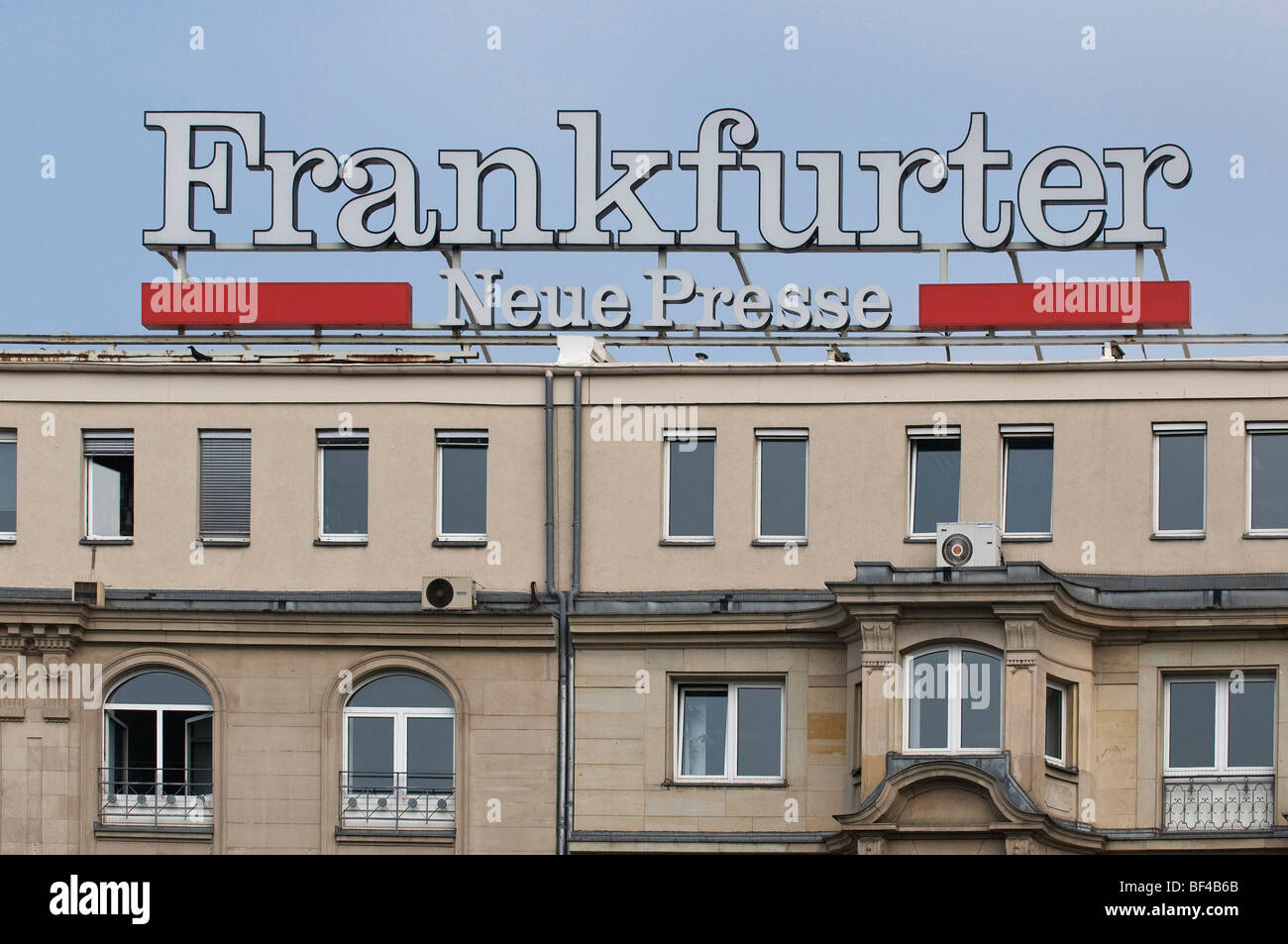 Frankfurter Neue Presse, FNP, deutsche Tageszeitung, Logo auf einem Gebäude, Frankfurt Am Main, Hessen, Deutschland, Europa Stockfoto