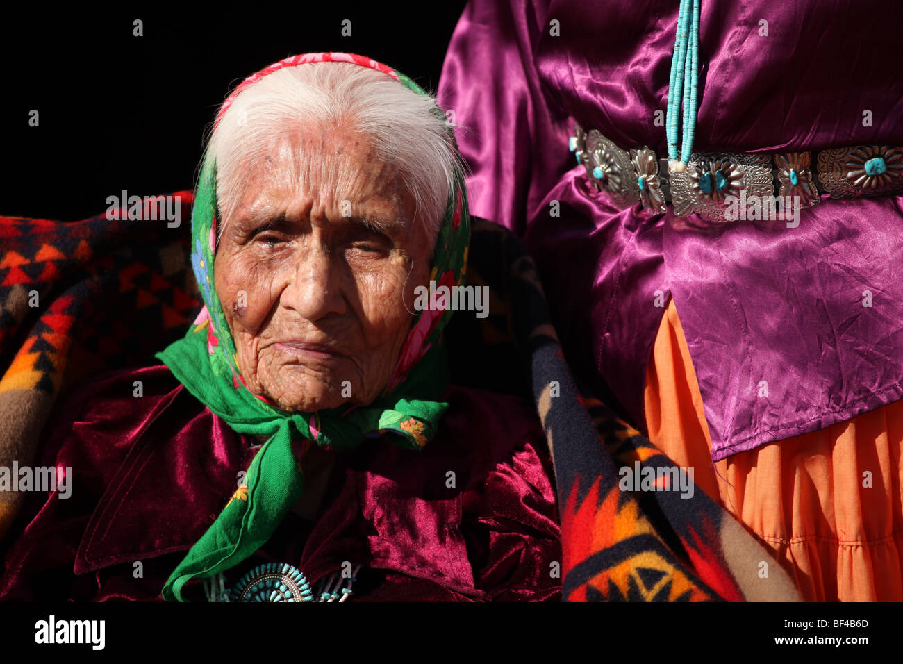 Porträt von sehr alten und faltigen Navajo Frau im freien Stockfoto