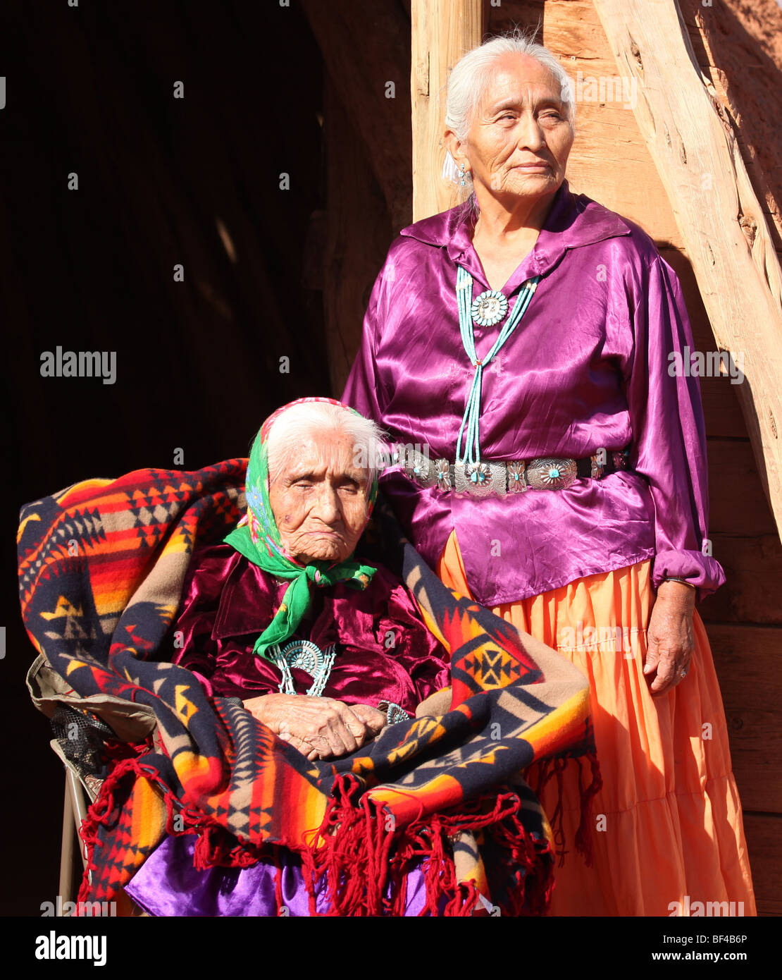 Zwei Navajo Weise ältere Frauen im Freien in Bright Sun Stockfoto