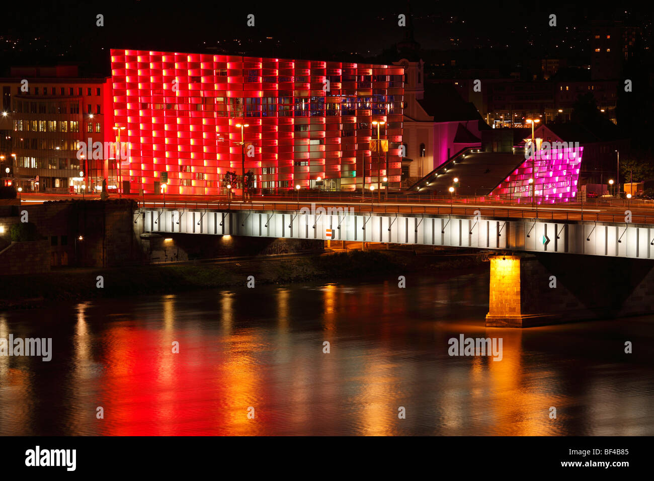Ars Electronica Center und die Nibelungen Brücke über die Donau, Linz, Oberösterreich, Österreich, Europa Stockfoto