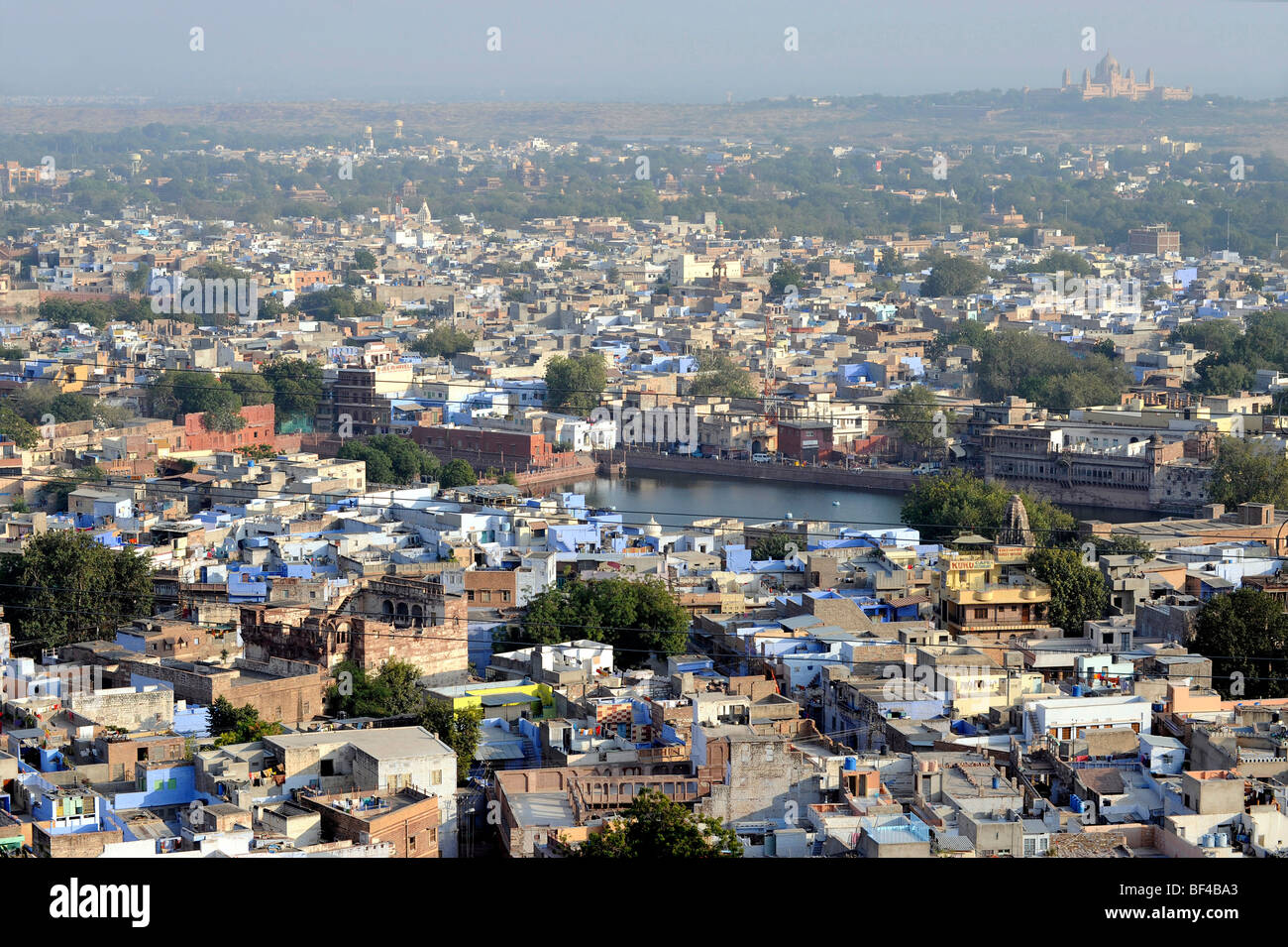 Ansicht von Jodhpur, "Die blaue Stadt", die das Umaid Bhawan Palace in den Rücken, Rajasthan, Nordindien, Indien, Südasien, Asien Stockfoto Ansicht von Jodhpur, "Die blaue Stadt", die das Umaid Bhawan Palace in den Rücken, Rajasthan, Nordindien, Indien, Südasien, Asien Stockfoto