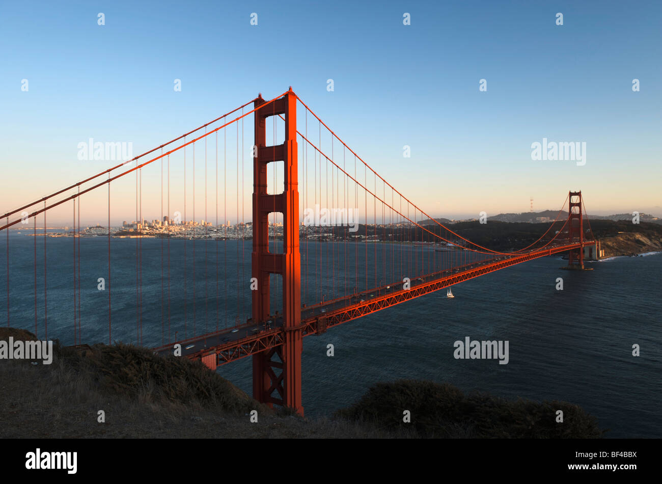 Golden Gate Bridge und die San Francisco Bay bei Sonnenuntergang, San Francisco, Kalifornien, USA Stockfoto